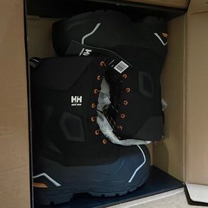 Helly Hanson Denali Pack Boots. size 9. NWT in box